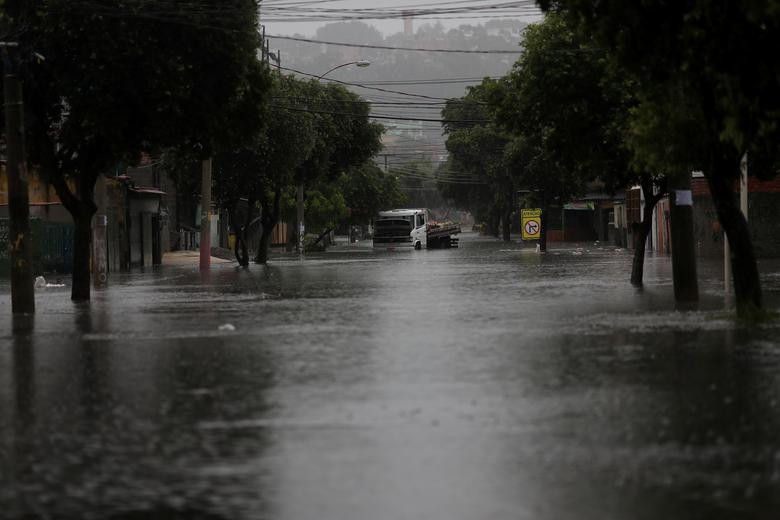 Biển nước mênh mông trên đường phố tại khu Fazenda Botafogo, thành phố Rio de Janeiro, ngày 9/4.