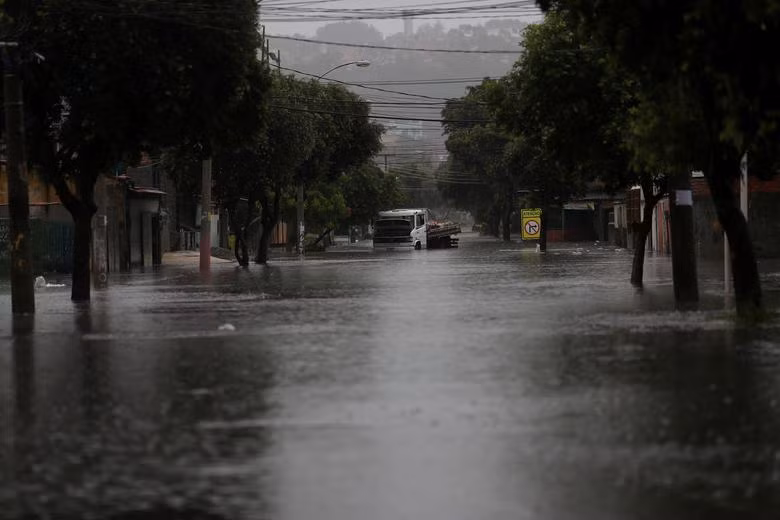 Biển nước mênh mông trên đường phố tại khu Fazenda Botafogo, thành phố Rio de Janeiro, ngày 9/4.