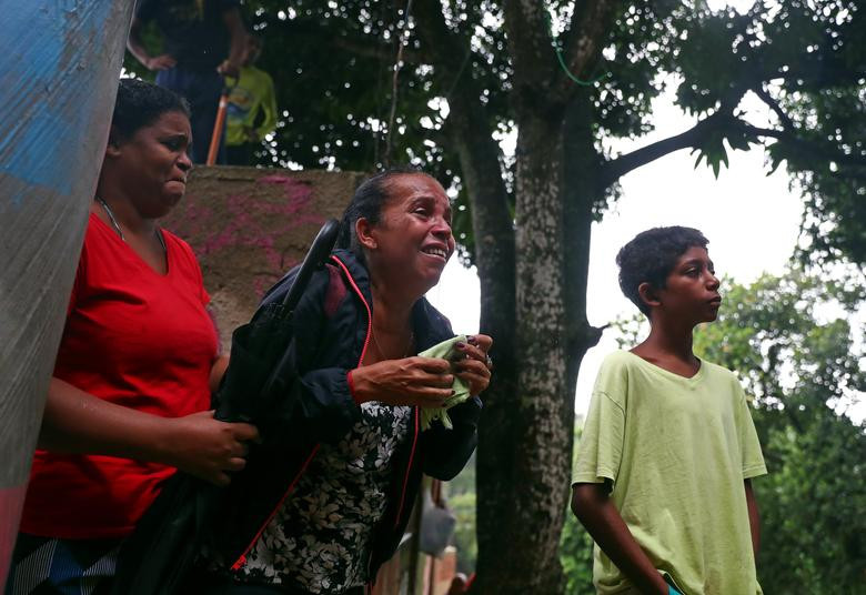 Người phụ nữ bật khóc khi người thân mất tích sau trận lở đất tại khu ổ chuột Babilonia hồi đầu tuần.