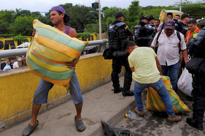 Dan Venezuela “pha” rao, vuot bien sang Colombia tim thuc an-Hinh-11