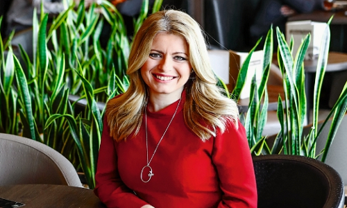 Trong khoảng thời gian từ 1998 đến 1999, bà hoàn thành chương trình đào tạo "Quản lý chung - Quản lý thay đổi" và năm 1999, bà hoàn thành khóa học ARK được Bộ Giáo dục Slovakia công nhận. Ảnh: Pluska.