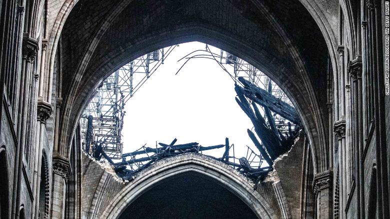 Phần mái bị sập của Nhà thờ Đức Bà Paris trong bức ảnh chụp ngày 16/4. Ảnh: CNN.