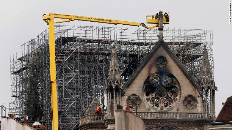 Các chuyên gia xem xét thiệt hại sau vụ cháy. Ảnh: CNN.