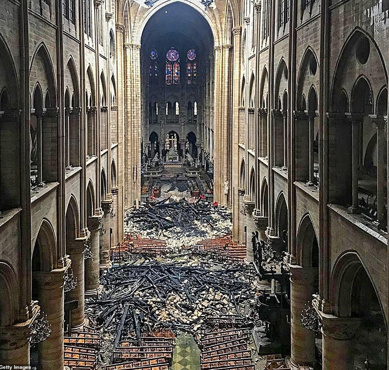 Cảnh tượng bên trong nhà thờ phần nào cho thấy sức tàn phá kinh hoàng của vụ cháy vừa qua. Ảnh: Getty.