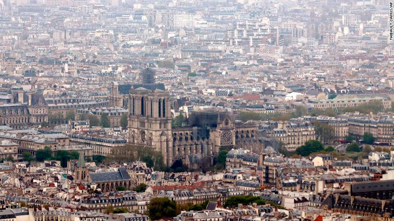Nhà thờ Đức Bà Paris nhìn từ tháp Montparnasse. Ảnh: CNN.