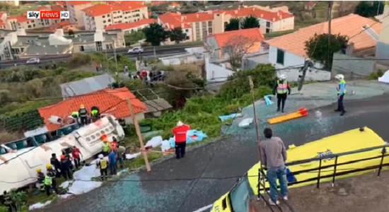 Những mảnh kính vỡ vương vãi trên đường tại khu vực chiếc xe chở khách gặp nạn ở Bồ Đào Nha. Ảnh: The Sun.