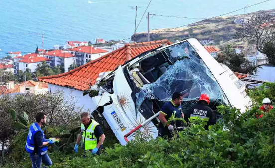 Chiếc xe chở khách du lịch bị hư hại nặng sau vụ tai nạn. Ảnh: The Sun.