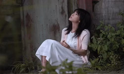 Dan ba mot doi chong nhu chiec binh cu chua ruou thuong hang