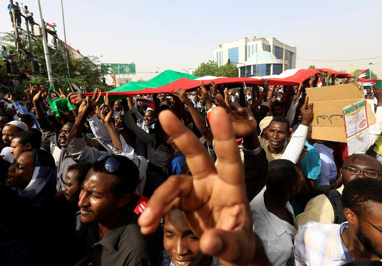 Theo truyền thông Bắc Phi, hơn 100 người vốn là quan chức trong chính quyền của Tổng thống al-Bashir, trong đó có Thủ tướng Sudan Mohamed Tahir Ayala, đã bị quân đội nước này bắt giữ.