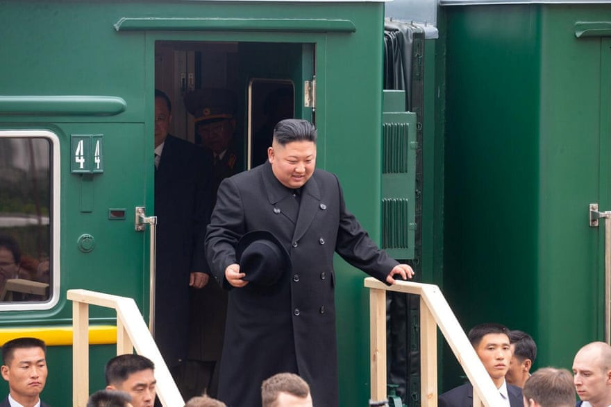 Trước đó cùng ngày, đoàn tàu chở Chủ tịch Triều Tiên Kim Jong-un đã vượt qua biên giới vào nước Nga. Ảnh: Chủ tịch Triều Tiên Kim Jong-un bước xuống tàu tại nhà ga Khasan. Ảnh: The Guardian.