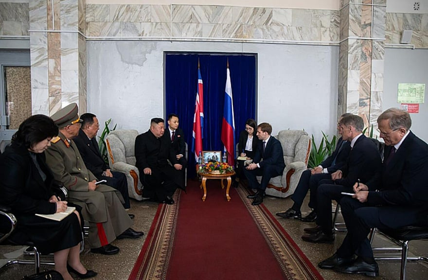 Chủ tịch Kim Jong-un gặp gỡ các quan chức tại Khasan. Ảnh: The Guardian.
