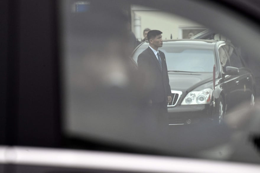 Các nhân viên an ninh đứng chờ bên ngoài nhà ga xe lửa ở Vladivostok. Ảnh: The Guardian.