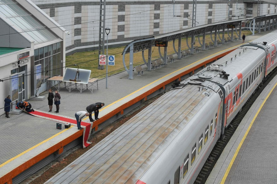 Các công nhân trải thảm đỏ tại nhà ga Vladivostok trước đó để chuẩn bị đón Chủ tịch Kim Jong-un. Ảnh: The Guardian.