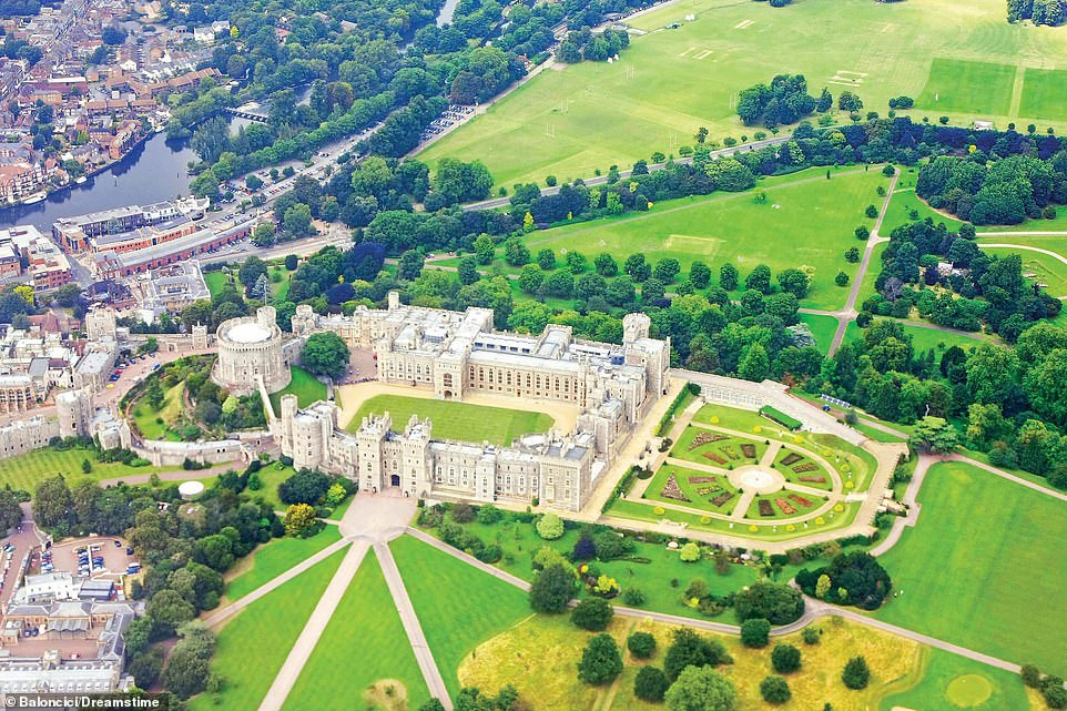 Lâu đài Windsor ở Anh, được xây dựng lần đầu tiên vào thế kỷ 11, hiện là lâu đài lớn nhất thế giới có người ở. Mặc dù là nơi ở của Hoàng gia Anh, một số khu của tòa lâu đài này hiện nay được mở cửa cho công chúng tham quan.