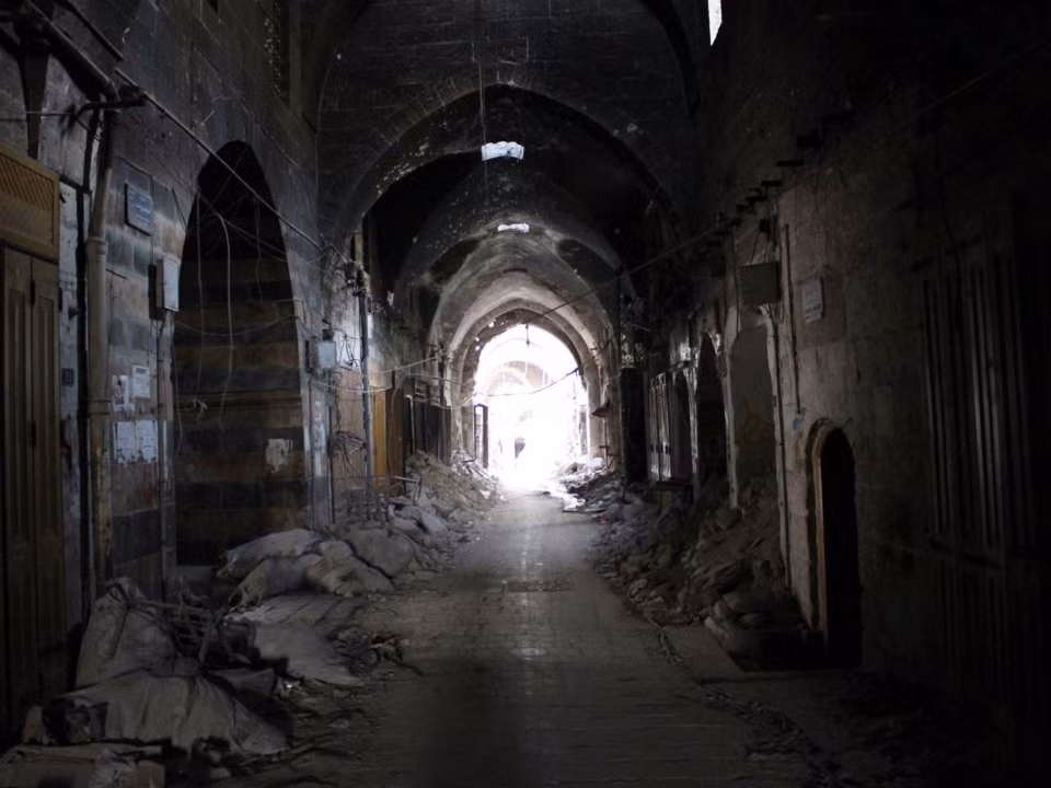 Trong thế kỷ 16, khu chợ Souk ở Aleppo, Syria, từng là trung tâm văn hóa, thương mại. Tuy nhiên, khu chợ này đã bị phá huỷ trong một vụ hỏa hoạn vào năm 2012 liên quan đến cuộc giao tranh giữa Quân đội chính phủ Syria và phe đối lập.
