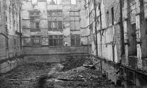 Theo Insider, thư viện của Đại học Louvain ở Bỉ là một trong những công trình kiến trúc nổi tiếng thế giới đã bị lửa tàn phá. Tòa nhà này từng bị hỏa hoạn hai lần - một lần vào năm 1914 khi Đức xâm lược Bỉ trong Chiến tranh Thế giới thứ nhất và lần thứ hai vào năm 1940 trong trận chiến Leuven thời Thế chiến II. Thư viện Đại học Louvain được xây dựng lại lần thứ hai vào năm 1951 và là công trình kiến trúc được bảo tồn từ năm 1987. (Nguồn ảnh: Insider)