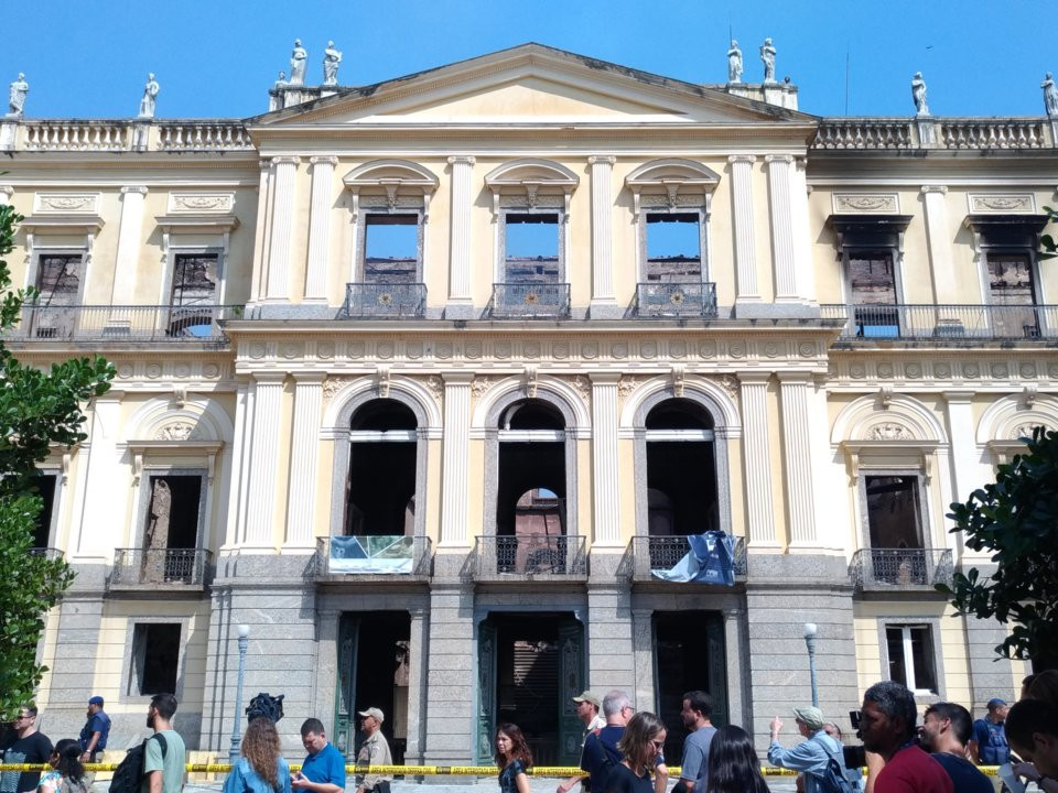 Một vụ cháy đã xảy ra tại Bảo tàng Quốc gia Brazil ở thành phố Rio de Janeiro lúc nó đóng cửa vào năm 2018. May mắn, không ai bị thương trong vụ cháy này, nhưng 90% số cổ vật của bảo tàng đã bị mất.