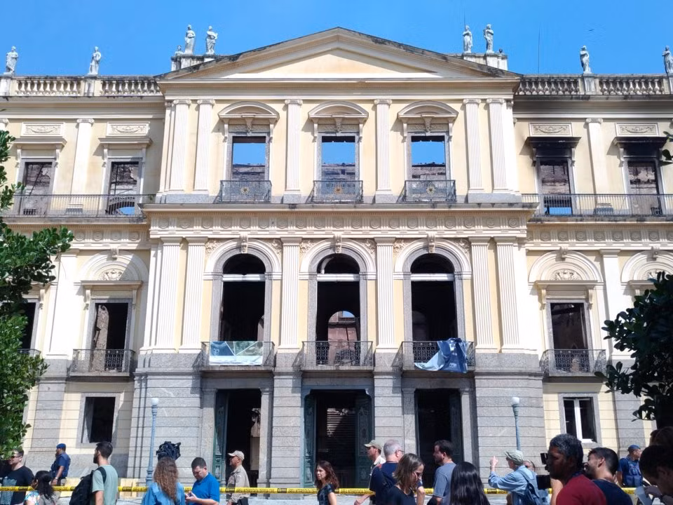 Một vụ cháy đã xảy ra tại Bảo tàng Quốc gia Brazil ở thành phố Rio de Janeiro lúc nó đóng cửa vào năm 2018. May mắn, không ai bị thương trong vụ cháy này, nhưng 90% số cổ vật của bảo tàng đã bị mất.