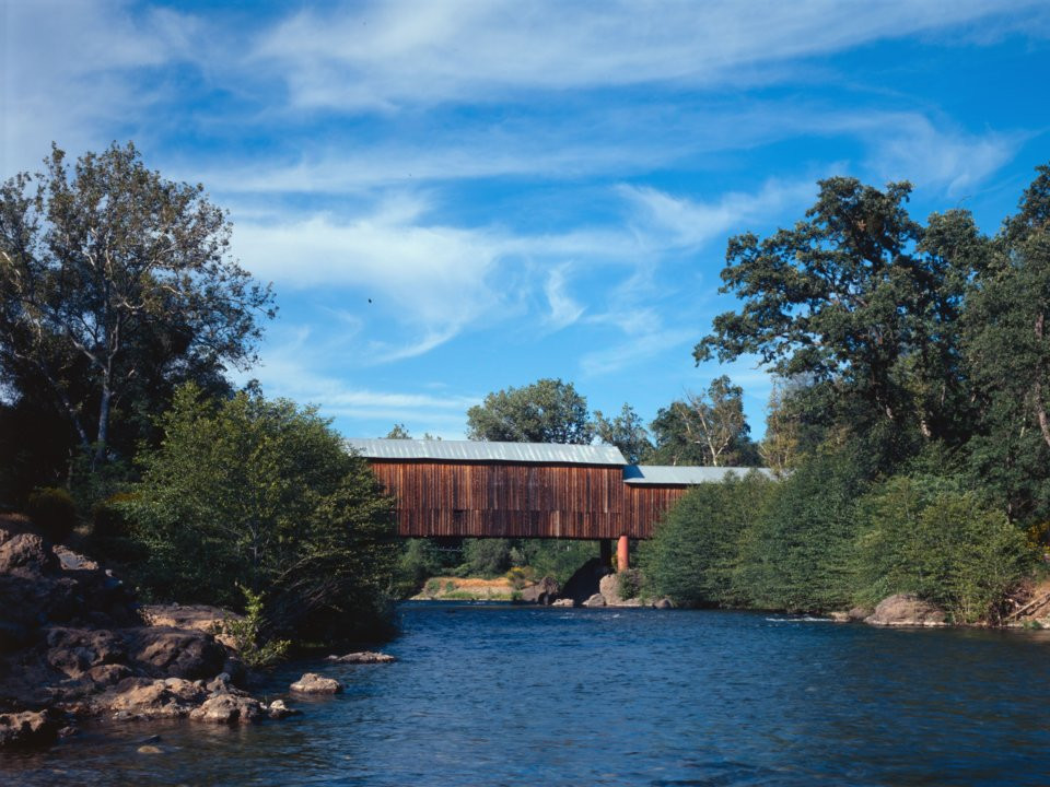 Cầu có mái che Honey Run ở quận Butte, bang California (Mỹ) được xây dựng từ năm 1886 nằm trong danh sách những địa điểm lịch sử quốc gia của nước Mỹ. Tuy nhiên, cây cầu này bị phá huỷ do đám cháy Camp ở Bắc Califoria năm 2018.