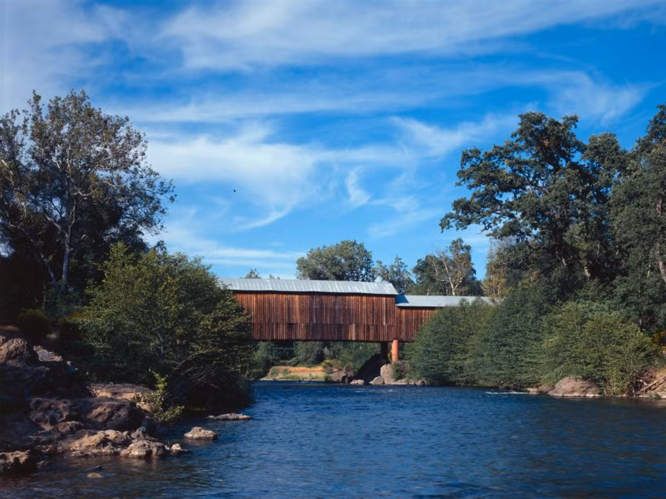 Cầu có mái che Honey Run ở quận Butte, bang California (Mỹ) được xây dựng từ năm 1886 nằm trong danh sách những địa điểm lịch sử quốc gia của nước Mỹ. Tuy nhiên, cây cầu này bị phá huỷ do đám cháy Camp ở Bắc Califoria năm 2018.