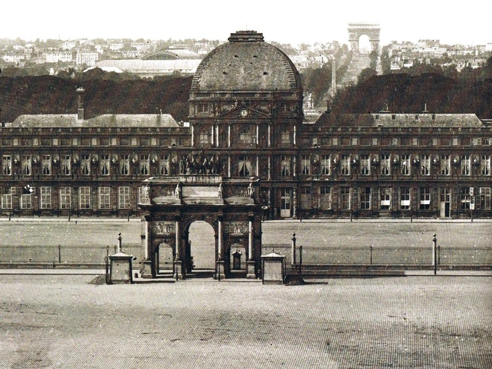 Cung điện Tuileries ở Pháp trở thành nơi ở hoàng gia vào năm 1564. Nhưng công trình ấn tượng này đã bị tàn phá trong một trận hỏa hoạn cố ý vào năm 1871.