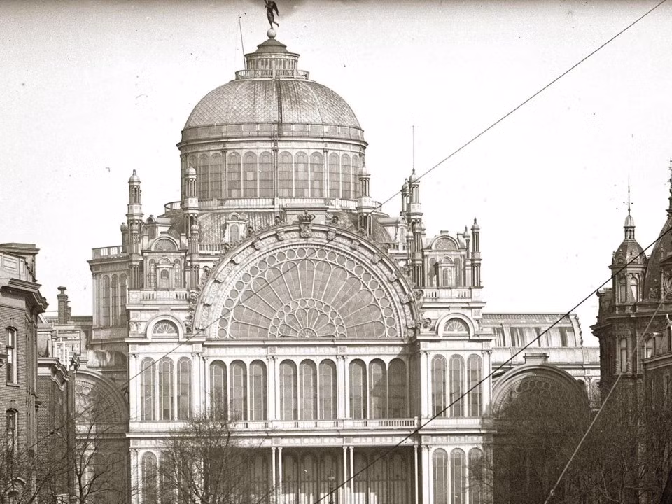 Phòng triển lãm Paleis voor Volksvlijt ở Amsterdam, Hà Lan, do kiến trúc sư Cornelis Oudtshoorn thiết kế. Công trình được hoàn thiện vào năm 1864, trở thành một trung tâm văn hóa-nghệ thuật với nhà hát có sức chứa lên tới 9.000 người.