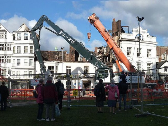 Khách sạn Hoàng gia Clarence ở Devon, Anh, được xây dựng vào năm 1769 và được đặt tên như vậy sau khi Nữ Công tước Clarence ở đây vào năm 1827. Theo BBC, hơn 1.000 lính cứu hỏa đã được huy động để chiến đấu với ngọn lửa bùng phát tại khách sạn này vào năm 2016, nhưng cuối cùng nó vẫn sụp đổ.