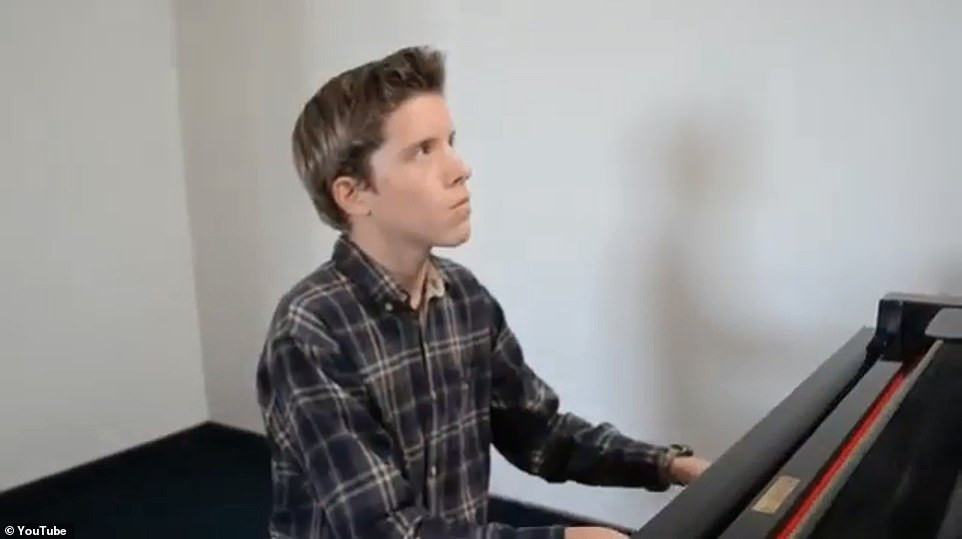 Những đoạn video được phương tiện truyền thông đăng tải trước đó cho thấy, nghi phạm John T. Earnest là một người chơi đàn piano tài năng. Được biết, y chơi đàn từ năm 4 tuổi.