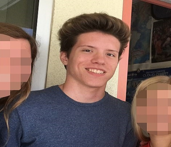 Cảnh sát Mỹ cho biết thêm, nghi phạm là một cư dân San Diego, được trang bị một khẩu súng trường bán tự động AR-15.