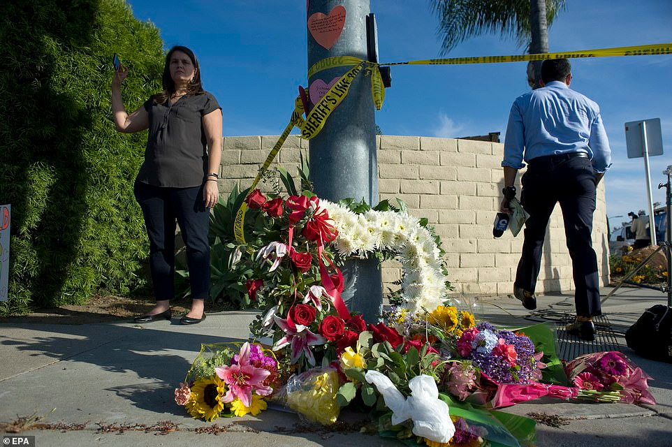 Người dân địa phương đặt hoa tưởng niệm tại khu vực gần nơi xảy ra vụ xả súng ở Poway, bang California.