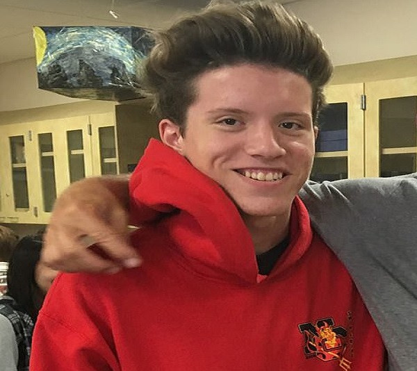 John T. Earnest, 19 tuổi, được cho là sinh viên điều dưỡng tại Đại học bang California và chưa từng có "tiền án tiền sự".