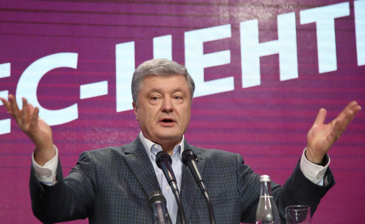 Ngoài ra, Ủy ban bầu cử trung ương Ukraine cho biết thêm, kết quả kiểm 60% số lượng phiếu bầu trong cuộc bầu cử tổng thống nước này cho thấy ứng viên tổng thống Volodymyr Zelensky đang đứng đầu, với 30,2% số phiếu ủng hộ, còn đương kim Tổng thống Petro Poroshenko đứng ở vị trí thứ 2 khi chỉ giành được 16,64 %. Ảnh: Đương kim Tổng thống Ukraine Petro Poroshenko. Ảnh: Reuters.