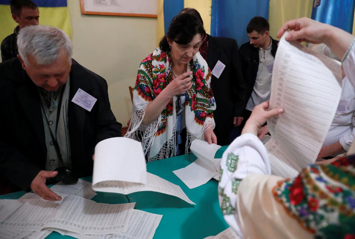 “Sẽ có vòng 2 cuộc bầu cử Tổng thống Ukraine (2019)”, Chủ tịch SIK Tatiana Slipachuk cho biết trong một cuộc họp báo ngày 1/4. Ảnh: Reuters.