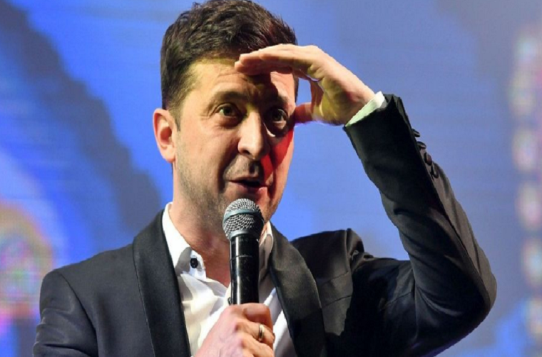 Năm 2015, Volodymyr Zelensky trở thành ngôi sao trong bộ phim truyền hình "Bầy tôi của Nhân dân", trong đó ông đóng vai Tổng thống Ukraine. Tháng 3/2018, Đảng chính trị "Bầy tôi của Nhân dân" được những người thuộc công ty sản xuất truyền hình Kvartal 95 thành lập. Đến tháng 12/2018, Volodymyr Zelensky thông báo ông là một thành viên của đảng này. Ảnh: SO.