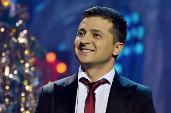 Ông Volodymyr Zelensky sinh ngày 25/1/1978 tại Kryvyi Rih, Ukraine, và cha mẹ ông đều là người Do Thái. Ông từng sống 4 năm ở thành phố Erdenet, Mông Cổ. Ông theo học luật tại Trường Đại học Kinh tế Quốc dân Kyiv ở Kryvyi Rih, nhưng sau này ông không làm việc trong lĩnh vực pháp lý. Ảnh: Bloomberg.