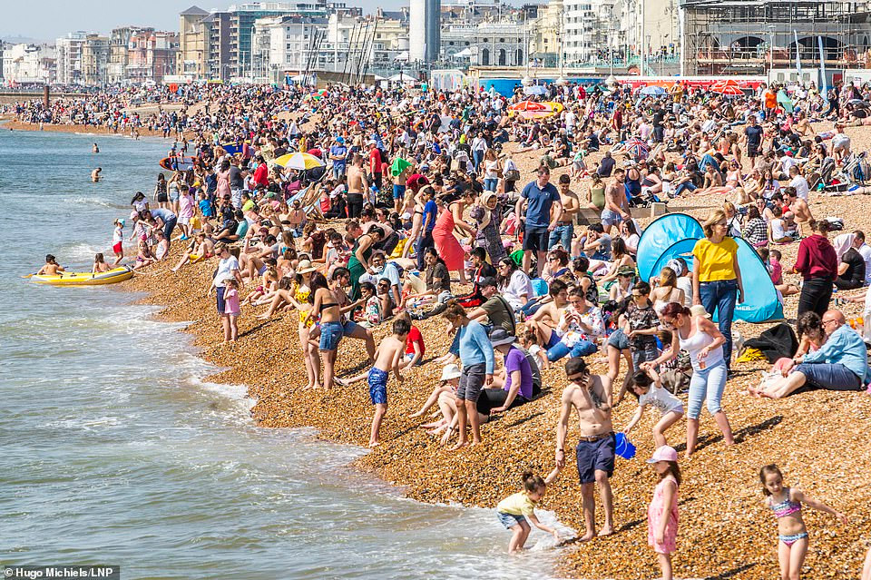 Hàng nghìn du khách đổ về bãi biển ở thành phố Brighton và Hove, Anh.