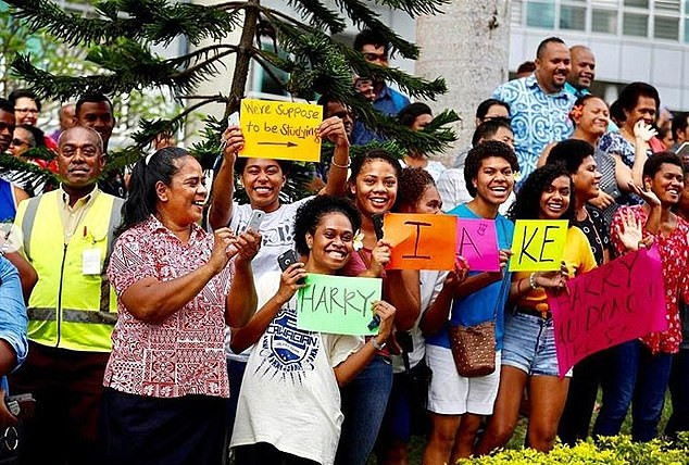 Vợ chồng Hoàng tử Harry luôn nhận được sự chào đón nồng nhiệt của người dân địa phương.