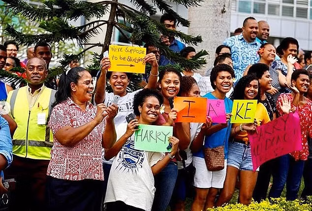 Vợ chồng Hoàng tử Harry luôn nhận được sự chào đón nồng nhiệt của người dân địa phương.