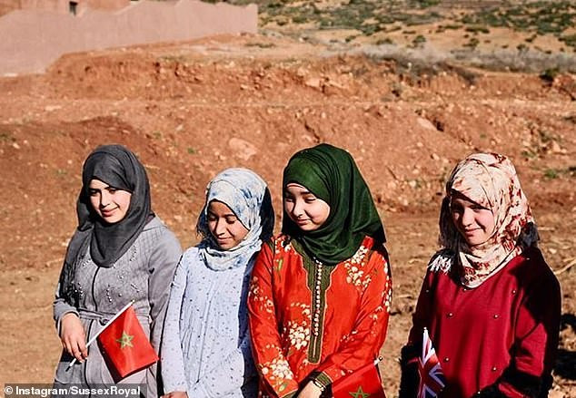 Các bé gái đứng chờ cặp đôi Hoàng gia tại Ma-rốc.