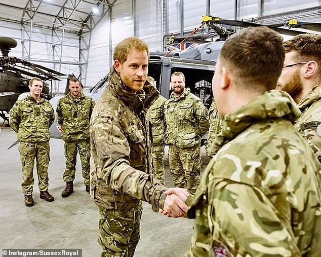 Hoàng tử Harry bắt tay các quân nhân tại căn cứ ở Bardufoss, Na Uy, hồi tháng 2/2019.