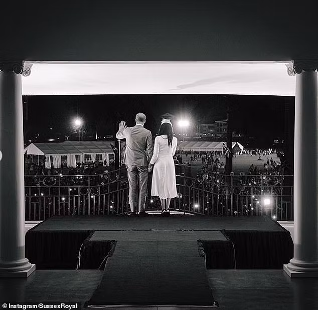 Bạn của Công nương Meghan Markle là Priyanka Chopra và Jessica Mulroney cũng nhấn nút "follow" và "thả tim" bài đăng đầu tiên của cặp đôi Hoàng gia này trên tài khoản @SussexRoyal.