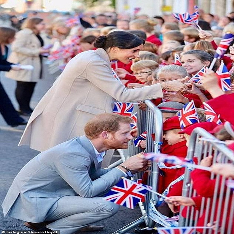 Hoàng tử Harry và Công nương Meghan Markle bắt tay các em học sinh trong chuyến thăm Sussex tháng 10/2018.