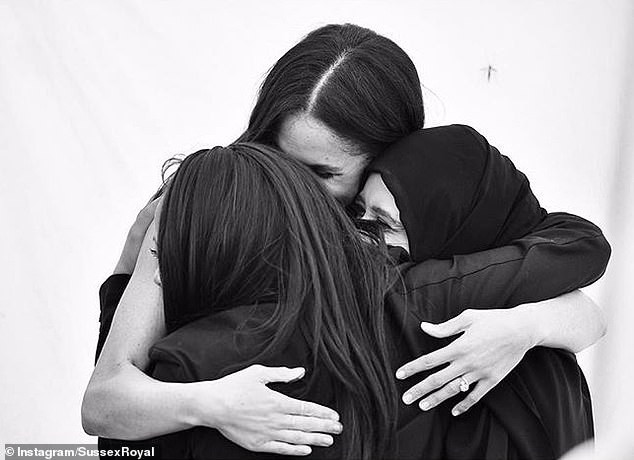 Trong bức ảnh này, Công nương Meghan Markle ôm hai người phụ nữ trong buổi ra mắt cuốn sách nấu ăn từ thiện Hubb Community Kitchen tại Cung điện Kensington hồi tháng 9/2018.