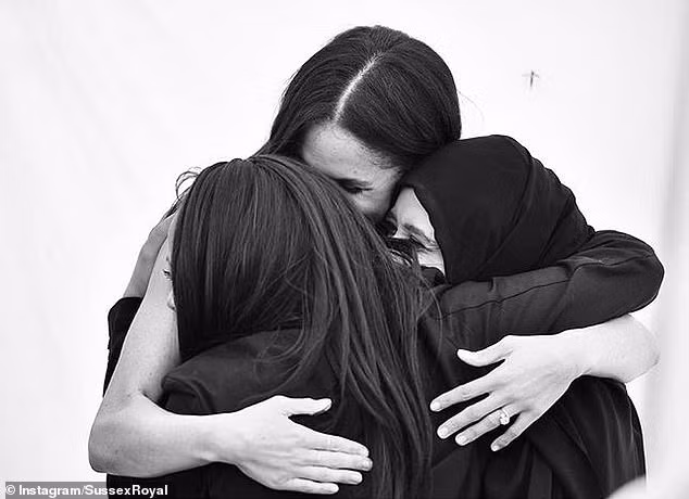 Trong bức ảnh này, Công nương Meghan Markle ôm hai người phụ nữ trong buổi ra mắt cuốn sách nấu ăn từ thiện Hubb Community Kitchen tại Cung điện Kensington hồi tháng 9/2018.