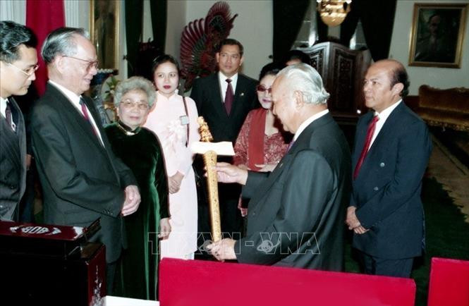 Chủ tịch nước Lê Đức Anh và Tổng thống Indonesia Suharto tại thủ đô Jakarta, trong chuyến thăm chính thức Indonesia vào tháng 4/1994. Ảnh: Cao Phong/TTXVN.