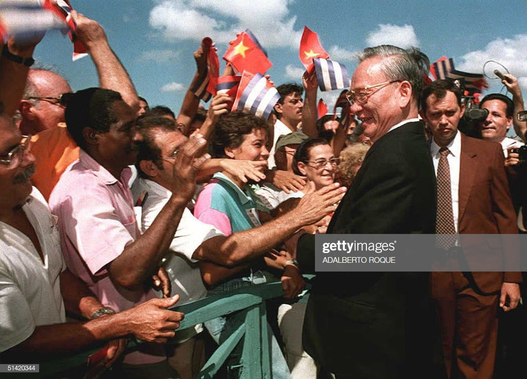 Chủ tịch nước Việt Nam Lê Đức Anh bắt tay những người dân Cuba tại sân bay quốc tế Jose Marti ở thủ đô La Habana ngày 12/10/1995. Khi đó, Chủ tịch nước Việt Nam Lê Đức Anh đã có chuyến thăm chính thức tới Cuba kéo dài 4 ngày. Ảnh: Getty.