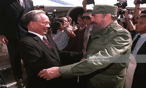 Lãnh tụ Cuba Fidel Castro (phải) chào đón Chủ tịch nước Việt Nam Lê Đức Anh tới thủ đô La Habana ngày 12/10/1995. Ảnh: Getty.