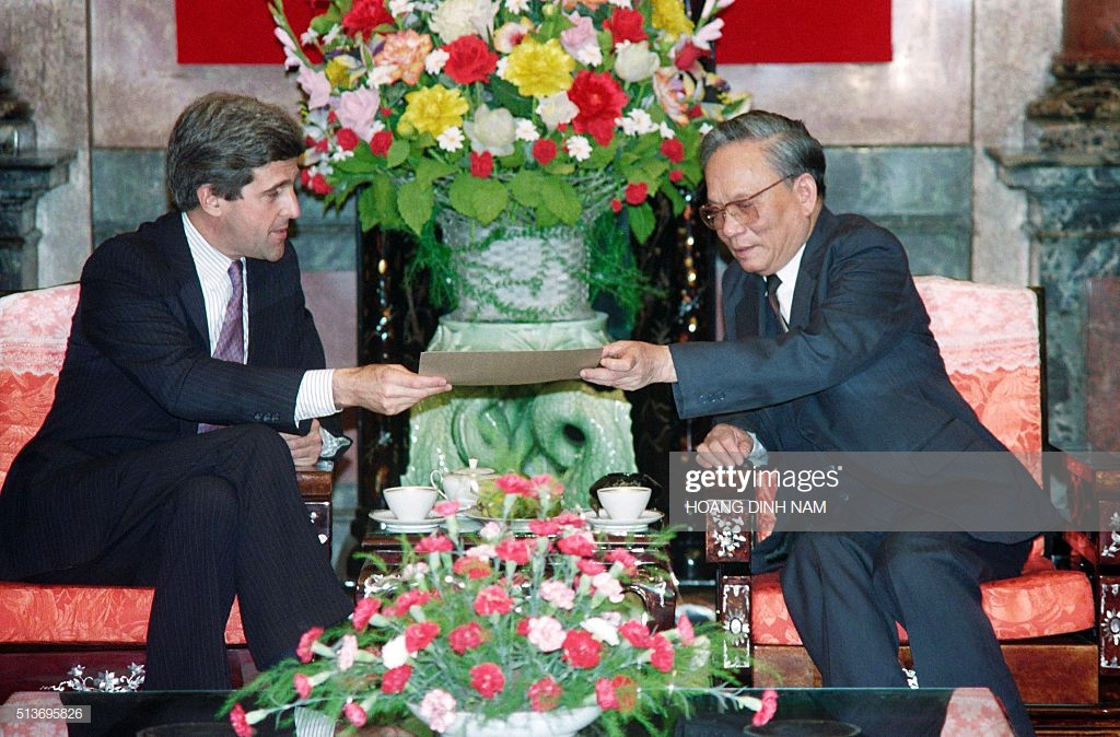 Thượng nghị sĩ Mỹ John Kerry (trái) trao cho Chủ tịch nước Lê Đức Anh một bức thư từ Tổng thống Mỹ khi đó là ông George Bush ngày 16/11/1992 tại Hà Nội. Ảnh: Getty.
