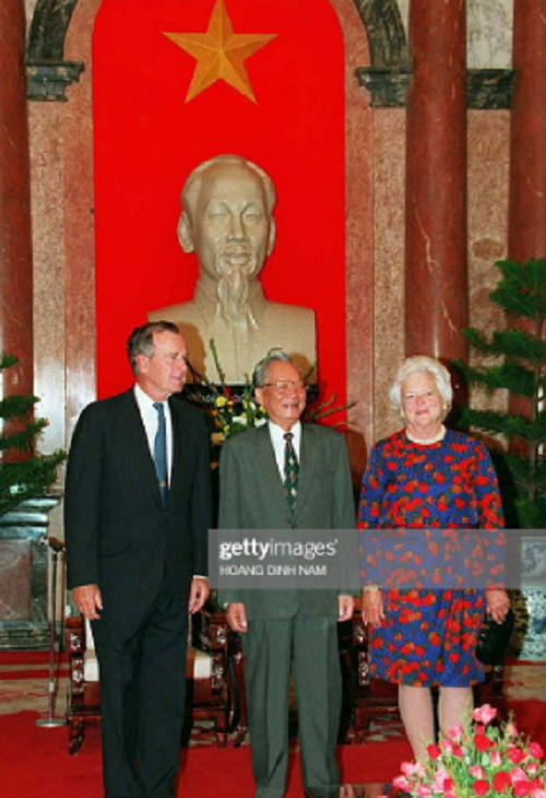 Cựu Tổng thống Mỹ George H.W Bush (trái) và phu nhân Barbara Bush chụp ảnh lưu niệm cùng Chủ tịch nước Việt Nam Lê Đức Anh (giữa) tại Hà Nội trong chuyến thăm 4 ngày tới Việt Nam của ông Bush. Ảnh: Getty.