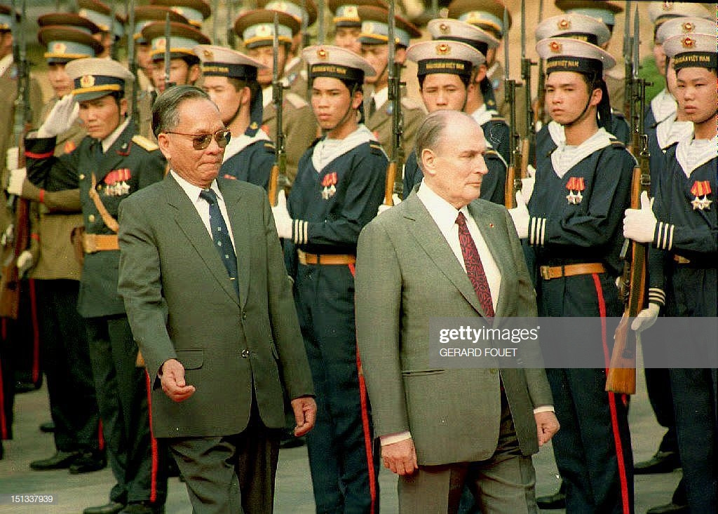 Tổng thống Pháp Francois Mitterrand (phải) và Chủ tịch nước Lê Đức Anh duyệt đội danh dự trong lễ đón được tổ chức tại Phủ Chủ tịch ngày 9/2/1993 khi ông Francois Mitterrand có chuyến thăm chính thức 2 ngày tới Việt Nam. Ảnh: Getty.